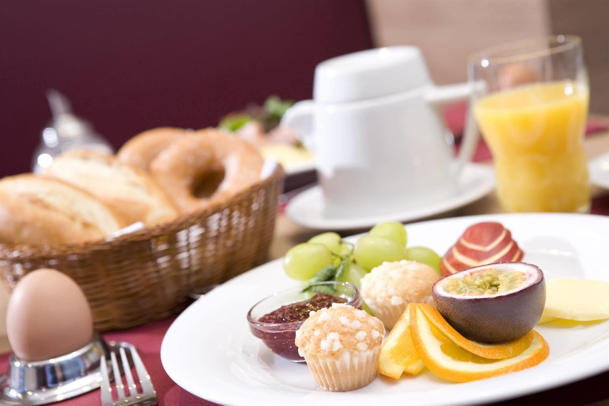 Hotel Welcome Center 4*